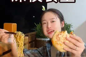 背着孩子吃夜宵了啦哈哈哈哈哈#美食 #夫妻 #宵夜视频封面