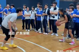 16岁高中女生单挑篮球博主，成功进球赢得全场欢呼和掌声。网友：男生很友好，女生也很强！视频封面
