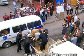 城管强行没收大妈的摊位，得到大妈身份后悔不当初 #门第 #佟大为视频封面