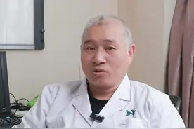 你的大拇指是否也有骨头突出和歪斜#大脚骨 #医学科普 #硬核健康科普行动 #健康生活重养自己一遍视频封面