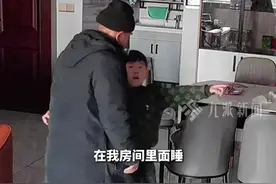 2月16日，陕西商洛，#爸爸回应7岁男孩独自招待外公  ：又感动又好笑，他把最爱吃的泡面拿给外公，孩子懂事，妈妈感动得哭了。视频封面