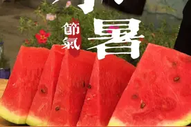古法神曲小暑探秘 小暑来临，让我们一起回顾一下乙巳年六月初六，制作六神曲的研学之旅。这六种药材和上古六神，它们分别是：青蒿、辣蓼、苍耳草、小麦（麦麸）、赤小豆、去皮去尖的杏仁；六神分别为青龙、白虎、朱雀、玄武、勾陈、腾蛇。 六神曲中的君药是小麦，属甘入脾位于中央。所以一味神曲就代表了脾土之运化，中央的脾土动起来了，带动其余脏器也就运化起来了。#二十四节气 #小暑 #六神曲 #徐文兵 #厚朴中医