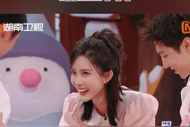 #丁程鑫泼水游戏硬控孟子义  “321看这边”游戏进行时，@黄景瑜  一个疏忽即将面临惩罚！怎料@孟子义  水盆刚刚拿起就被#丁程鑫  直接用盾牌扣住，当场被硬控~小丁的反应速度真的太绝了！视频封面