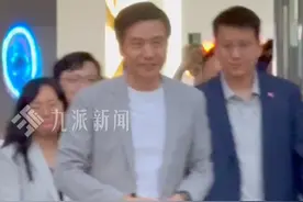 3月24日，湖北武汉，#雷军回武汉大学被热情围观  ，有男生激情高喊：雷总，我一定努力买台SU7 Ultra！视频封面