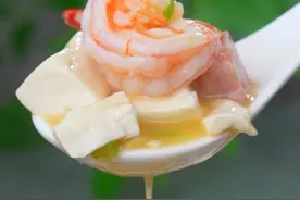 虾头你居然还扔？随便炒一炒就是做出鲜掉天灵盖的三鲜汤，好喝又下饭～！#咸蛋三鲜汤 #鸭蛋的神仙吃法视频封面