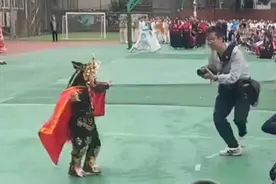 小朋友在中学表演川剧变脸，把控全场超级有范儿，赢得阵阵欢呼视频封面