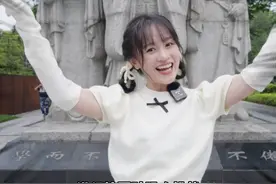 随机抓一名学生来进行社恐脱敏大赛，全程想逃走#校园副本开服 #三福 #社恐 #校园生活 #i人视频封面
