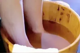 碘伏是不能治脚气的！还是看看结尾我根据不同类型的#脚气的治疗表格，希望能帮助到您！#健康 视频封面