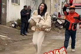 这儿媳妇太狠了 00后儿媳妇不满婆婆种种恶行，叫UU跑腿绕着全村喊话婆婆，这下吴爱霞出名了！﻿#uu跑腿 #﻿﻿#婆媳 #﻿﻿#搞笑 #﻿﻿#恶婆婆真难伺候 #00后儿媳妇视频封面