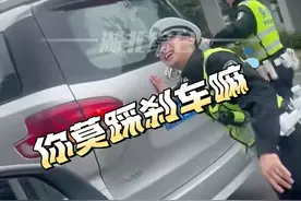 女子驾车路上抛锚，交警帮忙推车崩溃大喊：你莫踩刹车嘛视频封面
