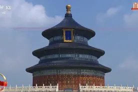 7架歼-10拉出14道彩烟，寓意着中华民族14年可歌可泣的抗战历程