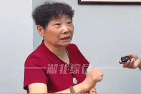 70岁大妈言论引发争议：赚5亿不如月薪5千生娃好，回应：你们去幼儿园和小学门口看看，谁幸福？开宾利的没有骑电瓶车的幸福视频封面