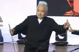 国乐大师方锦龙向同学们演示锯琴，并“提醒”大家：晚上别练习，邻居会害怕。视频封面