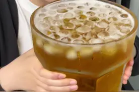 十堰一男子植入“戒酒芯片”，手术仅需5分钟，植入后即使再喝酒也无法产生强烈快感，效果可达约150天。#酒知识视频封面