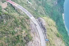 这里被誉为我国最危险的高等公路，修建在了海拔1200米的山顶悬崖上，它就是贵州省公路网规划"二横二纵四联线"中的四联线之一的贵州关兴公路。#惊险刺激 #最美环山公路  #超级工程  #悬崖公路  #关兴公路视频封面