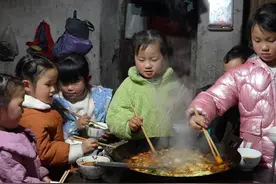 今天给孩子们安排羊汤锅 简单又解馋 冬天与火锅更配视频封面