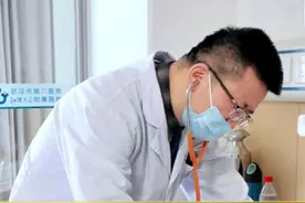患者持续性房颤，室早27000到院治疗 患者房颤发作，室性早搏27000来就医，微创射频消融手术治疗，十几年内没问题#房颤 #室早 #心血管内科刘波医生视频封面