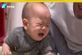 11月26日黑龙江哈尔滨，妈妈让10个月宝宝感受摸鱼，结果被鱼尾巴偷袭，“今天就吃这条鱼了”#人类幼崽到底有多可爱 #萌娃搞笑瞬间视频封面