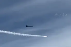 空中连射 俄军米格-31战机实弹演习摧毁“敌军”巡航导弹#俄军 #米格31bm视频封面