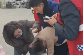 男孩吃烤肠被卡喉胖东来员工帮忙救人，监控还原：危险竟来得这么突然，还好有消防员在执勤视频封面