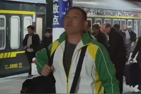 2025年春运广州站发出第一趟列车，旅客满脸微笑小跑上车：能回家团圆是今天最开心的事视频封面