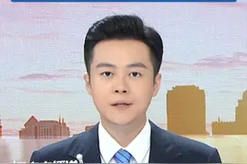 近日，河南鹤壁市浚县第一中学发布的《2025级高一新生入学须知》在社交平台引发热议。通知明确要求学生统一在8月1日报到入学，剪标准发型、封闭管理、寄宿生活。8月1日，记者以家长身份致电浚县第一中学，工作人员确认上述通知属实，并回应称：“现在有些学生弄些奇怪的发型、染烫头发，如果不加规范，就没有一点学生样儿。”#高中#高一新生