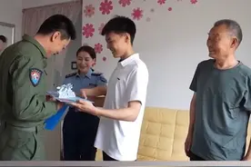 外公父亲都是飞行员 他也收到空军录取通知书！视频封面