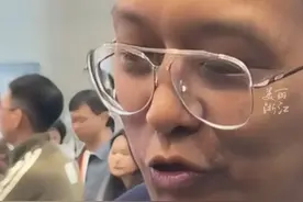 招聘会上 #小黑诸鸣说只有在杭州导游才属于人才  人才不只是老板、985、211的。视频封面