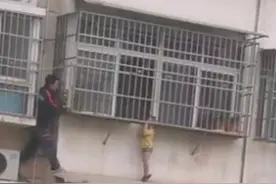 男童头部卡防盗窗，快递小哥徒手爬五楼救下！#中国快递千亿时代 #把幸福快递回家  视频封面