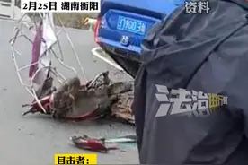 初中生骑摩托车带上撞上轿车 目击者：三个人骑了一辆摩托车 疑似车速太快 有人员伤亡 正在调查中#摩托车 #初中生 #交通视频封面