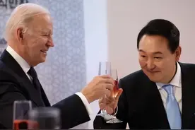 【美军入驻世界最大海外基地 韩国掏近100亿美元】11月15日，韩美联合司令部从首尔龙山迁至平泽，耗资近108亿美元，韩国支付超90%费用。平泽基地是世界上规模最大美军基地。视频封面