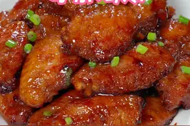 很多人做可乐鸡翅都是直接下锅煮，那样做出来的鸡翅不入味还不好吃，今天教大家一个简单还好吃的做法，做出来嫩滑入味，大人孩子都爱吃～