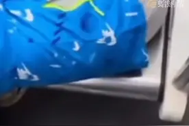 地铁上男孩脱鞋躺在座椅上，男乘客下车时将男孩鞋子踢出车厢，踢出后哈哈大笑#地铁随拍 #不文明行为 #这操作也是没谁了😂😂 #社会百态真实事件 #热点新闻事件 #还有这种操作 #你怎么看视频封面