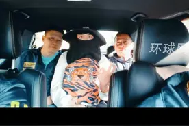 中国演员王星被接至泰国最新画面：由警方护送，对镜头比OK手势，接受移民局询问视频封面