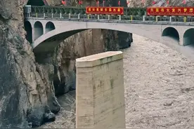 在西藏昌都，怒江大桥旁，一座特殊的桥墩保留至今，像这样的无名英烈，#川藏线 上还有很多英雄魂，向更多的无名英雄致敬！#川藏青藏公路通车70年视频封面