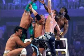 八人同时抢夺公文包，德里奥拆下雷尔面具，雷尔长这样？ #wwe视频封面