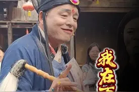 【我在万岁山演公公，用6年去打磨宦官这样一个角色】开封万岁山王公公扮演者王珂，有着17年的中式婚礼主持经验，10年的全国景区巡演经历。在这10年中用了6年去打磨宦官这样一个角色。在万岁山《王婆说媒》和《武状元》两个剧目中，王珂称赵梅老师是自己的前辈，她身上有很多值得去学习的地方。#开封万岁山王公公成游客新宠 #我在开封万岁山演公公视频封面