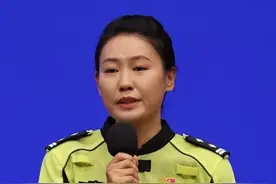 【#交警铁骑酷帅外表下的艰辛 】#新征程上的奋斗者 “每天，我和队友们穿着10多斤重的装备，驾驶着500多斤的大排量摩托车在道路上巡逻执勤，就是为了保障让人民群众感受到‘警察在，安全就在，铁骑在，畅通就在’。”视频封面