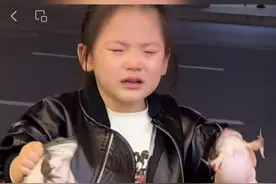 近日 福建。小女孩手拿大牛蛙当抹布，边哭边擦，边吃边擦……牛蛙：没有人为我发声吗？视频封面