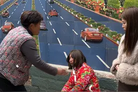 出门找瑞霞妈妈被吓了一跳，这个贤惠妩媚的“新婆婆”真是超乎我的想象，但家里有俩婆婆，享受的还是我#婆媳 #搞笑 #家庭日常视频封面