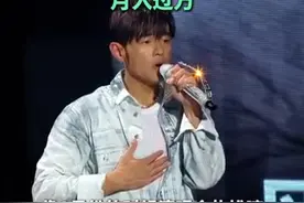 #96年小伙靠租手机月入过万  年轻人流行租长焦手机看演唱会。#一部手机一年看过50场演唱会视频封面