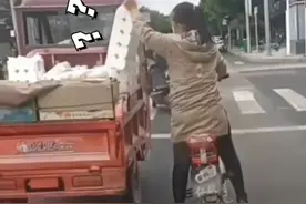 女子趁三轮车等红灯时，当众偷走一提卫生纸，三轮车司机已报警。视频封面