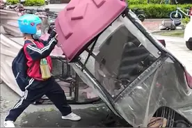 4月12日，河南新乡，小身板大能量！电动三轮车被风吹倒地，7岁男孩使出浑身力气扶起#河南dou知道 视频封面