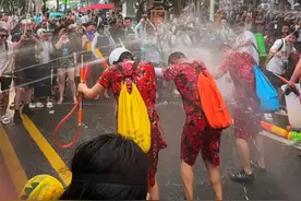 东北小伙勇闯西双版纳泼水节 横跨4000多公里从沈阳到西双版纳，只为感受当地文化魅力！希望取消泼水节，除非全国统一！真的太快乐了！#冤总vlog视频封面