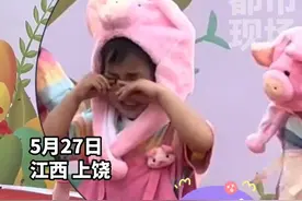幼儿园六一汇演，站C位的小女孩边哭边努力跳舞，又可爱又让人心疼！#幼儿园 #萌娃 #家长 #六一儿童节 #幼儿园的美好时光 #江西dou知道 视频封面