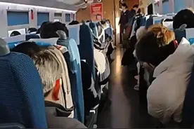 1月15日（采访）江苏常州，男子高铁上主动让座给老人，列车长巡车得知他让座，主动帮找空座视频封面