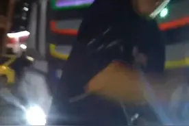 浙江温州，大货车误入市区限行区域，求快速罚款放行，交警全程配合。据了解，该车从东北运帝王蟹到瑞安，司机担心卸货晚了赔不起。（供稿：温州交警）视频封面