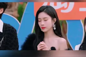 #王鹤棣颜值分组秒蹲  当被提问到“认为自己的颜值是否能在今天现场排名前三”时，王鹤棣直接秒蹲下，在颜值这块没在怕的～就硬帅！#你好星期六视频封面