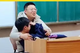 高中生上课犯困，老师搂着哄睡，学生：瞬间清醒
更多资讯，关注@河北广播电视台 感谢支持~
视频来源：@正义老师 
#教室日常 #有这样的老师你还会上课睡觉吗 #老师与学生日常 #课堂实录视频封面