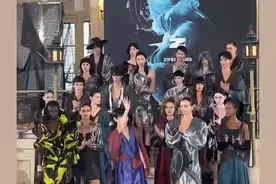 2024年9月16日，独立设计师品牌ZIFEI WANG·王紫菲 2025春夏系列新品发布大秀“无尽的河流”于伦敦华尔道夫·希尔顿酒店隆重揭幕。此次ZIFEI WANG入围#伦敦时装周 官方日程，正逢其创始人兼创意总监王紫菲创立品牌十周年之际，她以#天津  海河及其周边文化元素为灵感，上演了一场以国际创意时尚碰撞东方古典元素的文化融合之旅。#天津克苏鲁穿搭  #zifeiwang视频封面